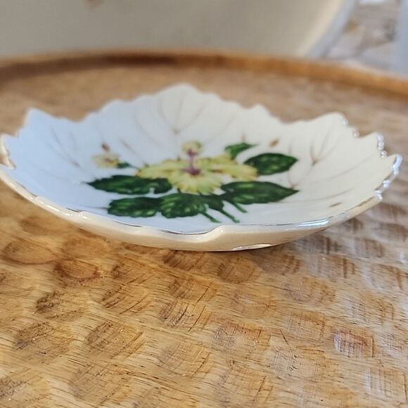 Vintage Small china Leaf Shaped Trinket Tray or Wall Decor Coquette - Picture 3 of 6